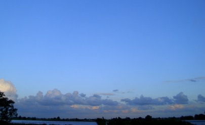 Blue_sky_and_clouds_over_lake